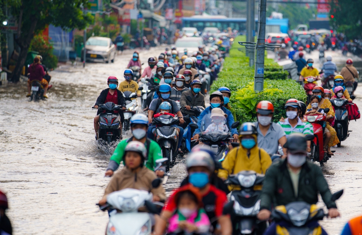 Đường Phú Thuận ngập sâu vào các đợt triều cường khiến phương tiện di chuyển khó khăn