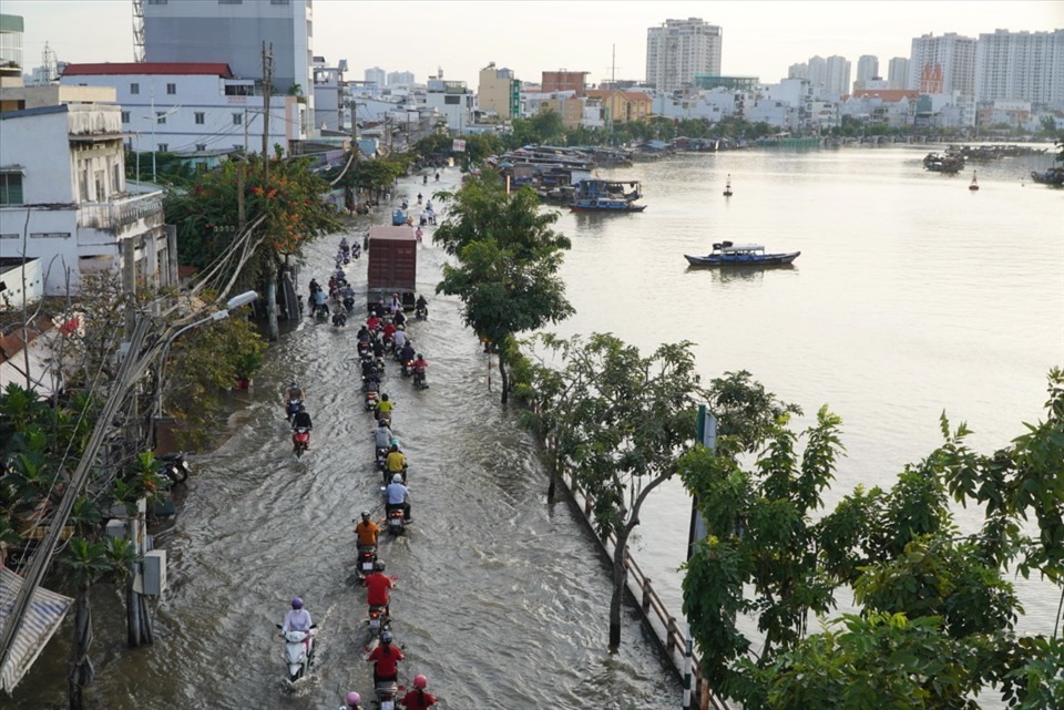 Đường Trần Xuân Soạn bị ngập nặng khi mưa lớn và triều cường