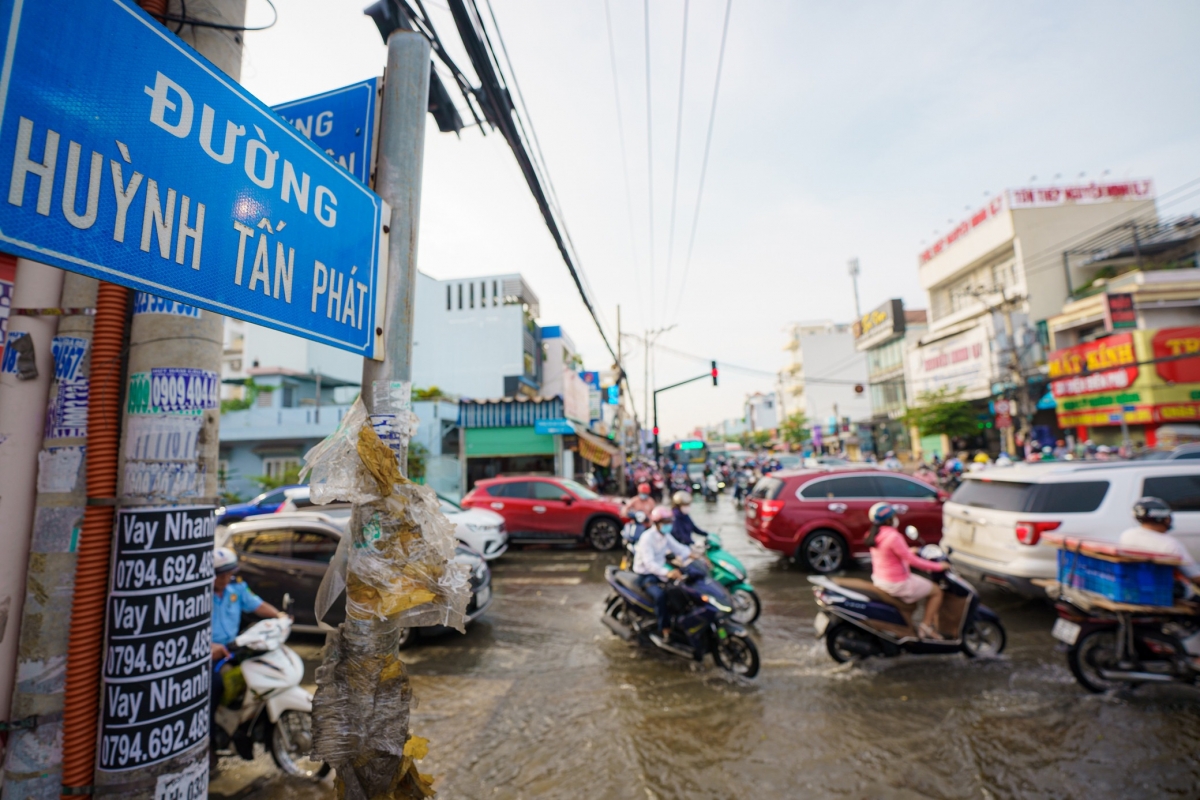 Một số đoạn trên đường Huỳnh Tấn Phát vẫn xảy ra tình trạng ngập nước